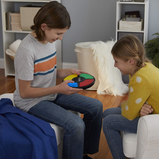 Hasbro Gaming Simon delninis elektroninis atminties zaidimas su sviesomis ir garsais 8 metu ir vyresniems vaikams        